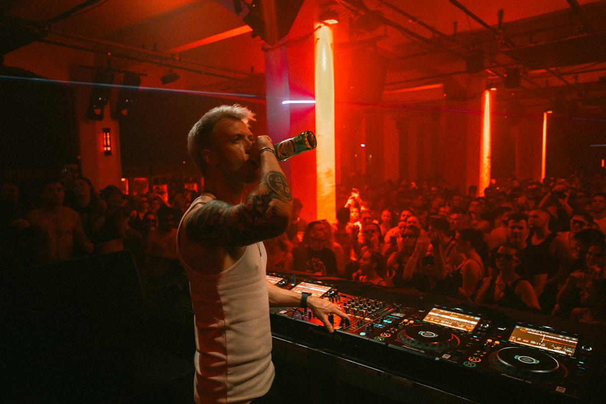 DJ performance with red lights photo by Laszlo Barta (Unsplash)